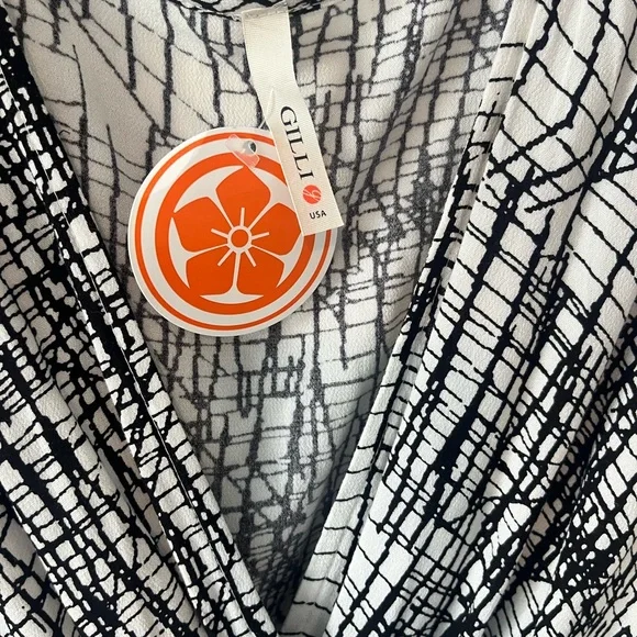 GILLI USA NWT Black White Graphic Print Romper Size Small | Wrap Style - Picture 3 of 10
